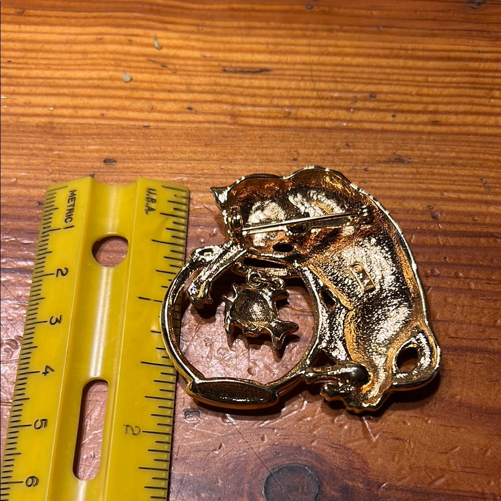 JJ Gold Cat and Fishbowl Brooch - Picture 2 of 3